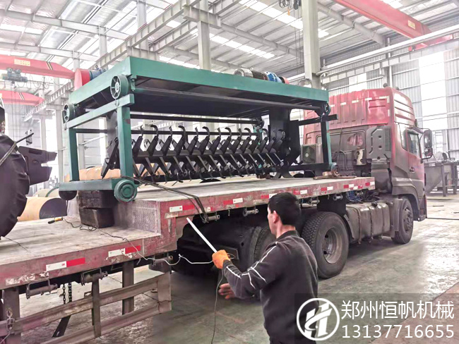 鄭州恒帆機械四米寬槽式翻拋機進軍寧夏有機肥生產(chǎn)業(yè)(圖1) 槽式有機肥翻拋機