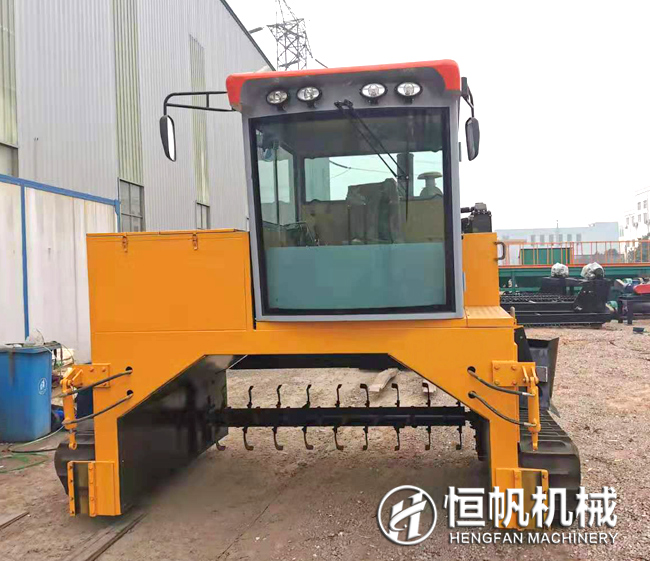 養殖場糞便如何發酵?怎么利用秸稈和畜禽糞堆制成有機肥?(圖2) 履帶翻拋機