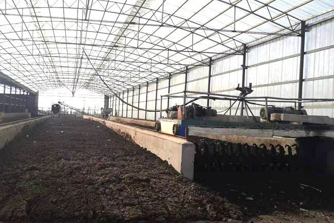 在有機肥生產(chǎn)設(shè)備中翻堆機有什么作用?在使用時需要注意什么?(圖2) 翻堆機