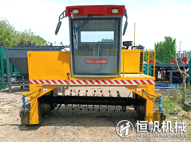 有機肥翻堆機(翻拋機)設備多少錢?(圖2) 履帶翻堆機