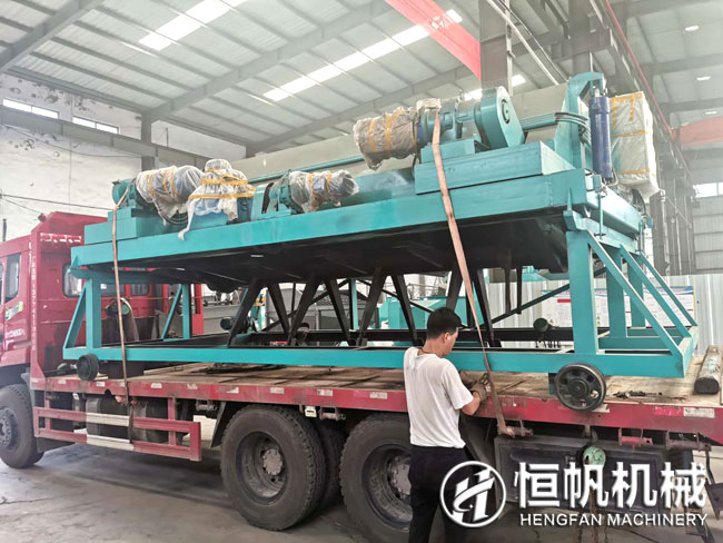 “私人訂制”六米寬槽式翻堆機發(fā)送至山西(圖2) 翻拋機