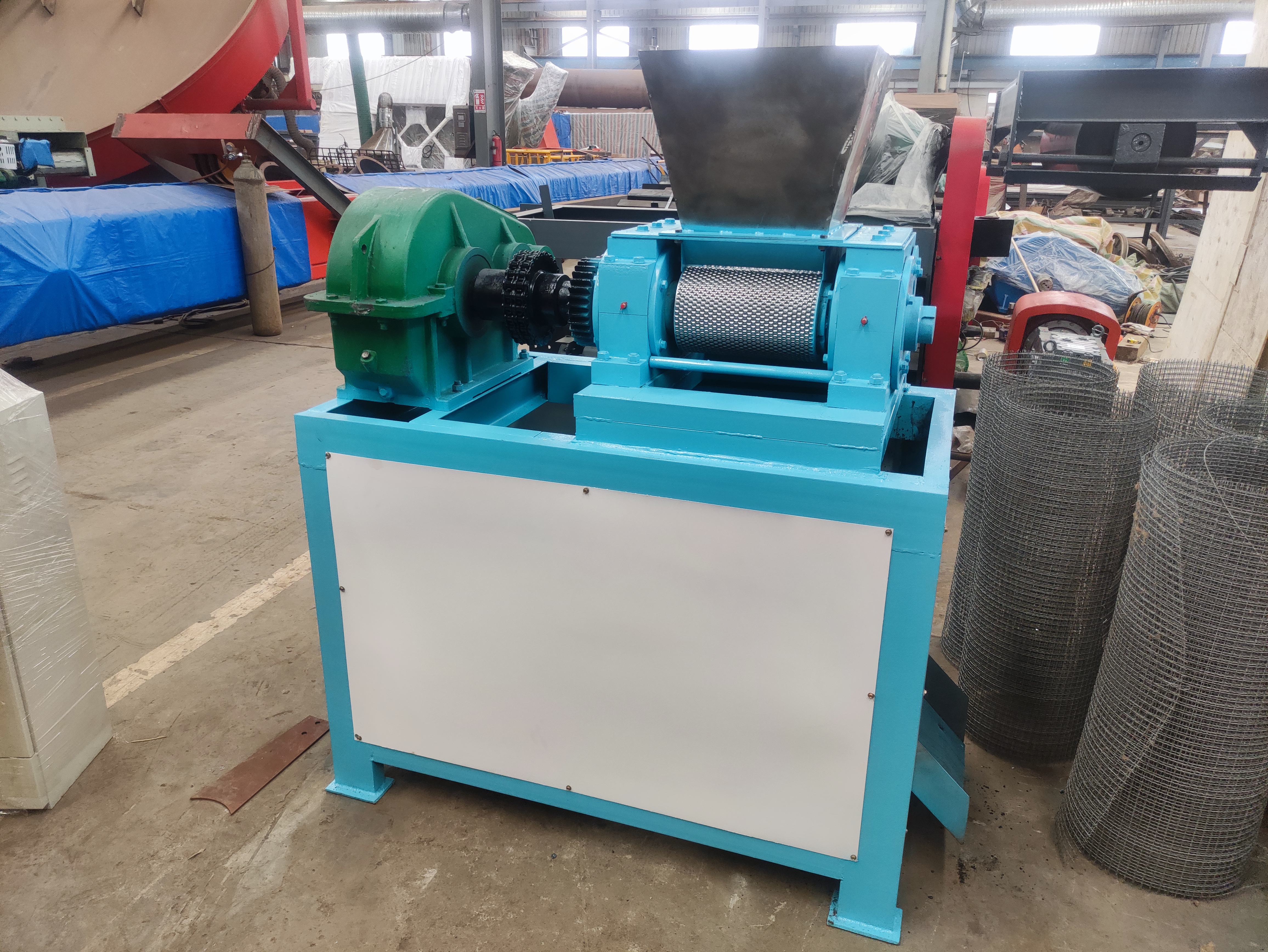  有機(jī)肥造粒機(jī)在使用和操作時(shí)有哪些注意事項(xiàng)？(圖1)